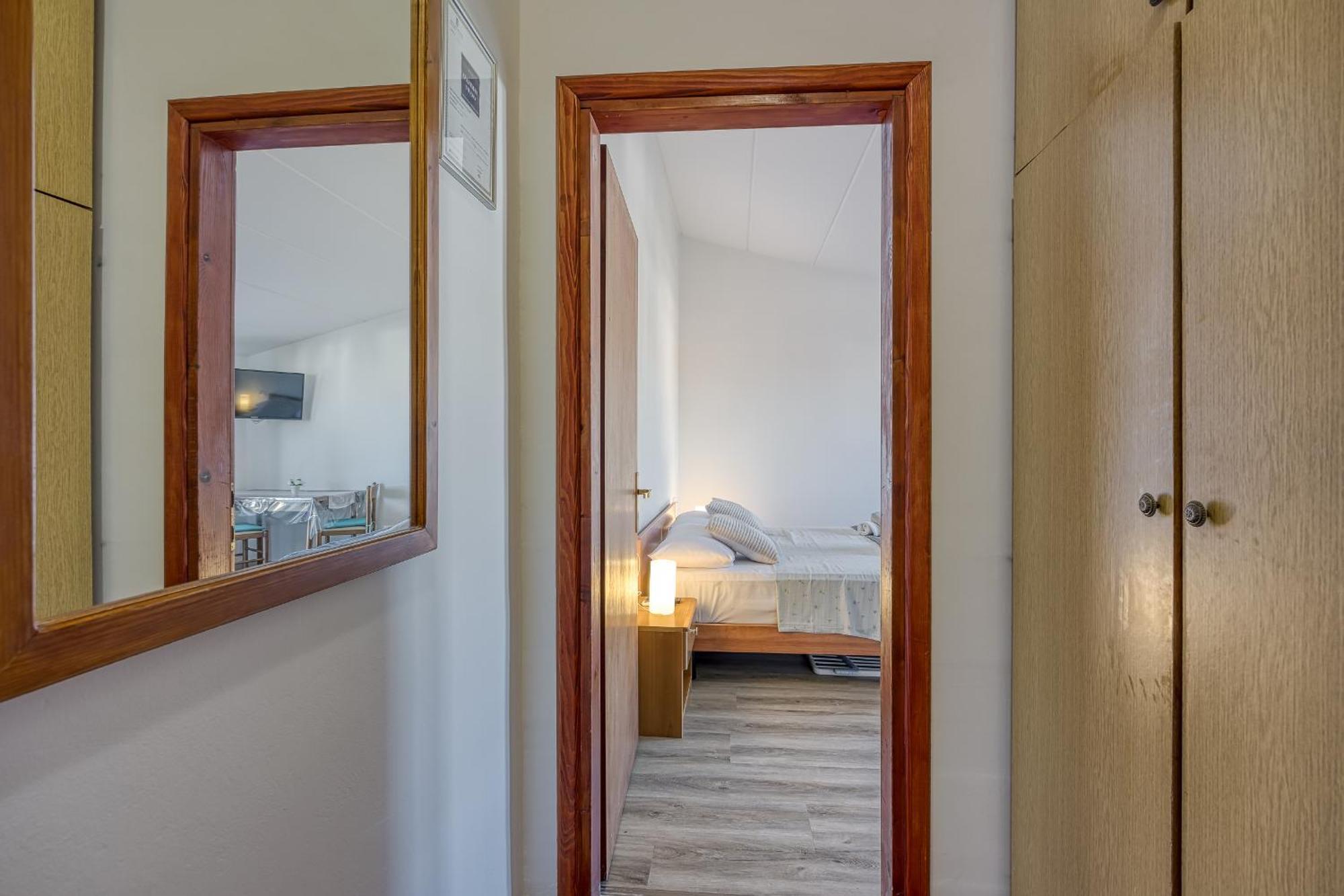 Apartments Orbanic Ровин Екстериор снимка